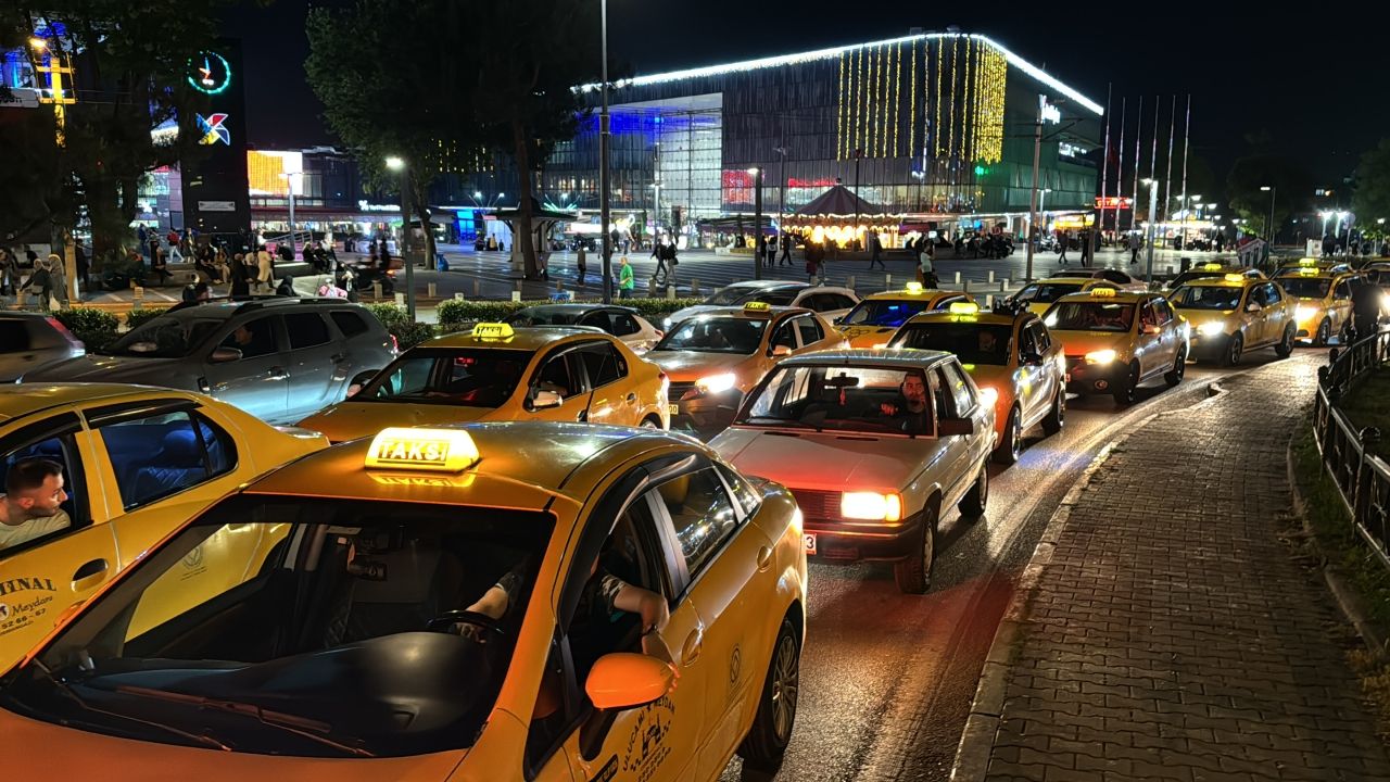 Bursa'da taksiciler, bıçaklanıp gasbedilen meslektaşları için konvoy yaptı - Sakarya Son Dakika Haberleri - Bizim Sakarya Gazetesi