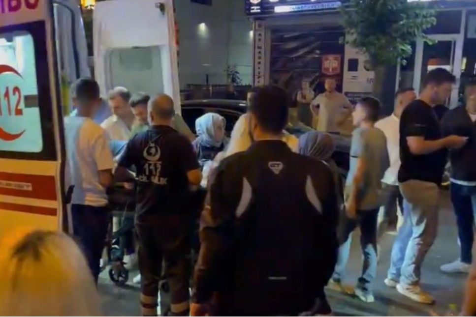 Düzce’de Kültür Mahallesi İstanbul Caddesi’nde meydana gelen kazada yolun karşınısa