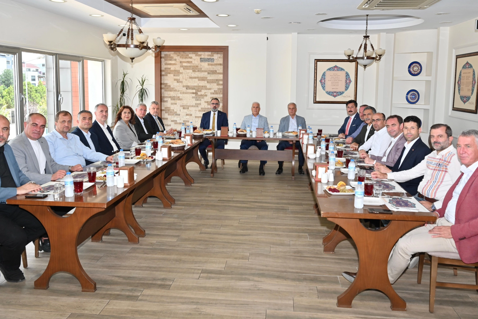 Bursa’daki 17 belediye başkanıyla bir araya gelen Bursa Büyükşehir Belediye