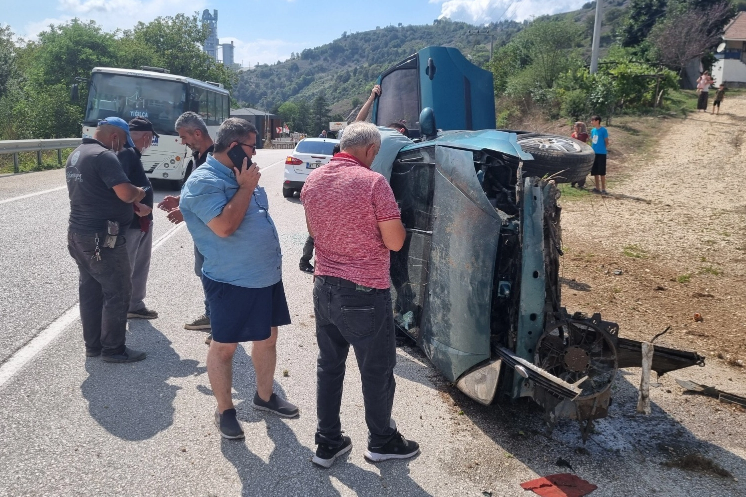 Düzce Yığılca yolu Güneyaltı mevkiinde meydana gelen kazada sürücüsünün direksiyon