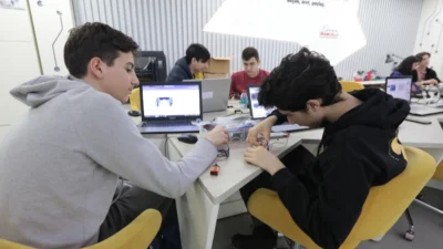 Yaz dönemi öncesi öğrencilerini mezun eden İstanbul Büyükşehir Belediyesi Teknoloji