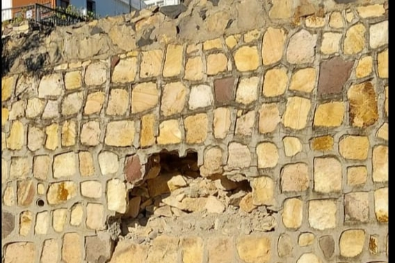 İzmir’de Foça Atatürk mahallesinde bulunan Denizkent sitesinde bulunan istinat duvarları