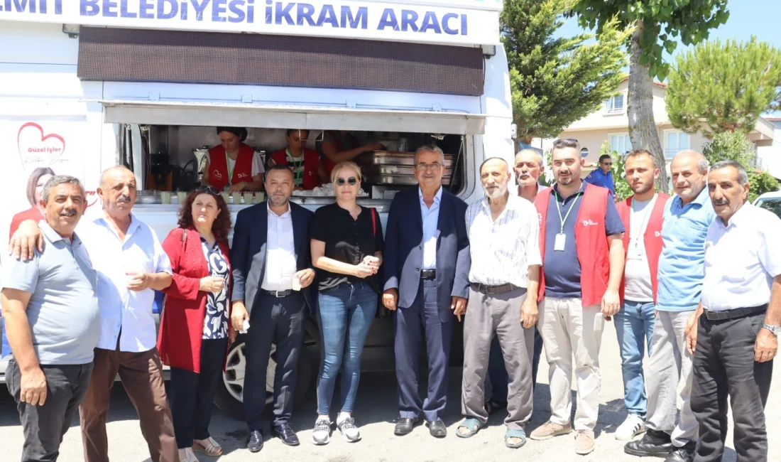 İzmit Belediyesi yetkilileri, Tüysüzler Mahallesinde bulunan Fatih Camii’nde Cuma Namazı