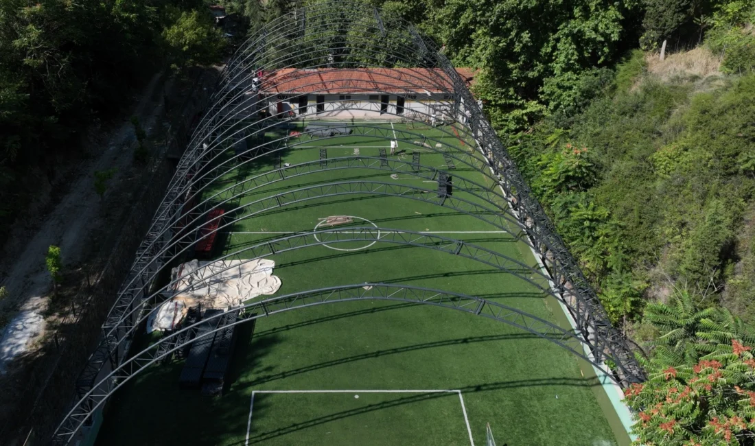 İzmit Turgut Mahallesi’nde yer alan açık spor sahasının üstünün kapatılması