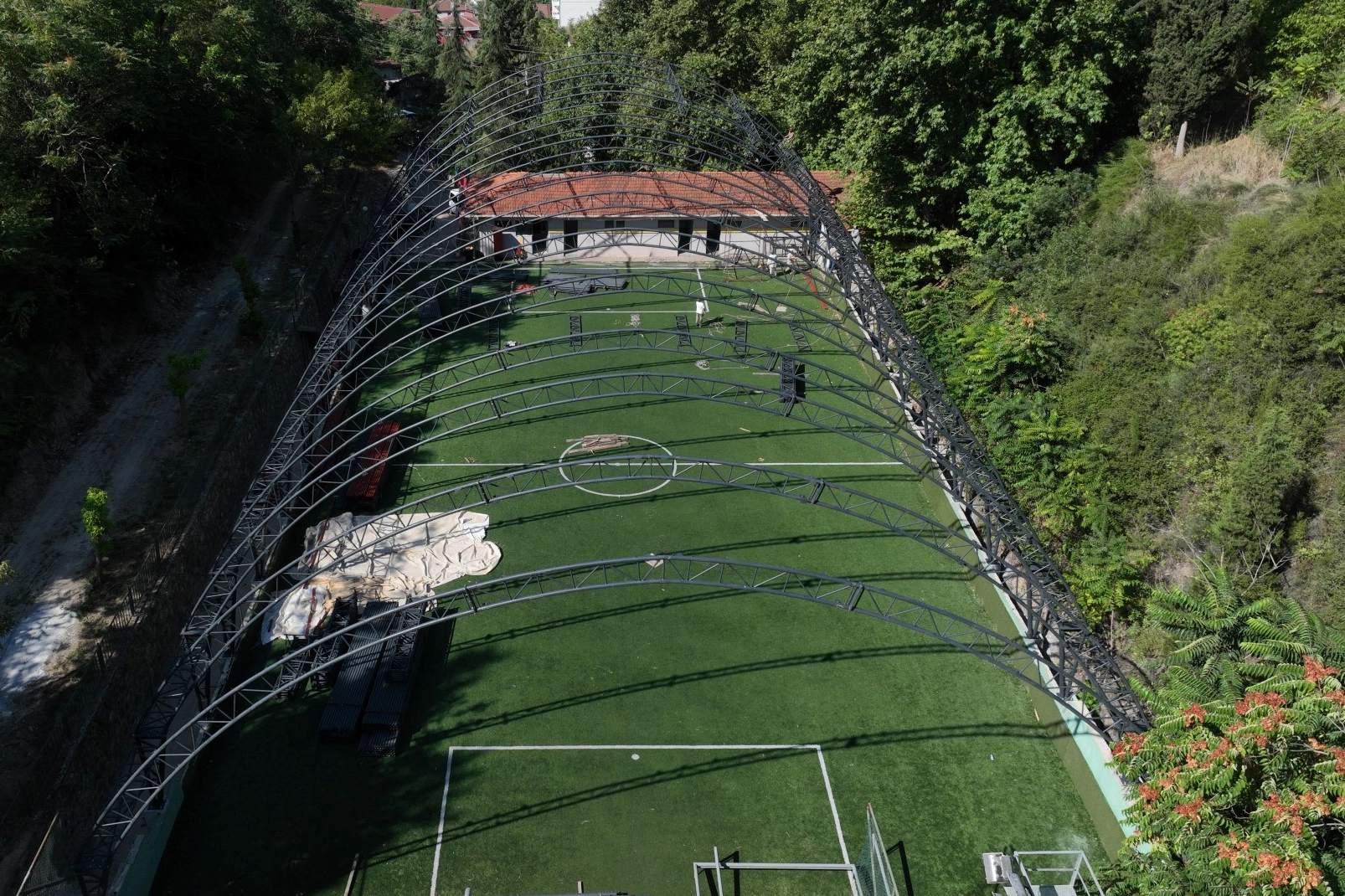 İzmit Turgut Mahallesi’nde yer alan açık spor sahasının üstünün kapatılması