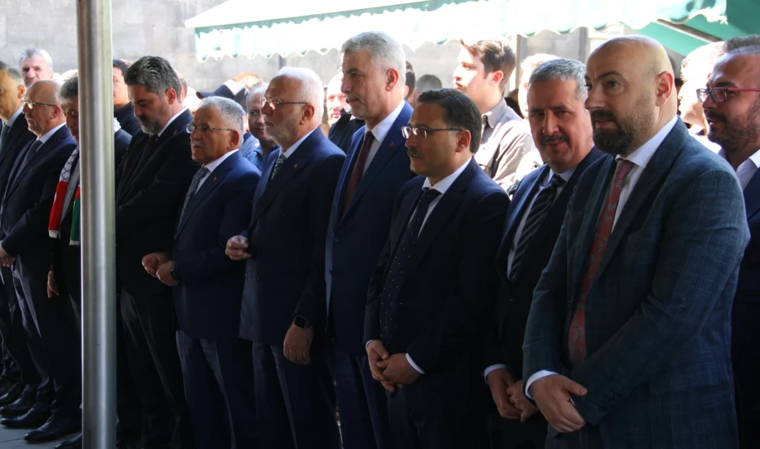 Kayseri’de cuma namazı sonrası vatandaşların tepkisiyle karşılaşan Ticaret Bakanı Ömer