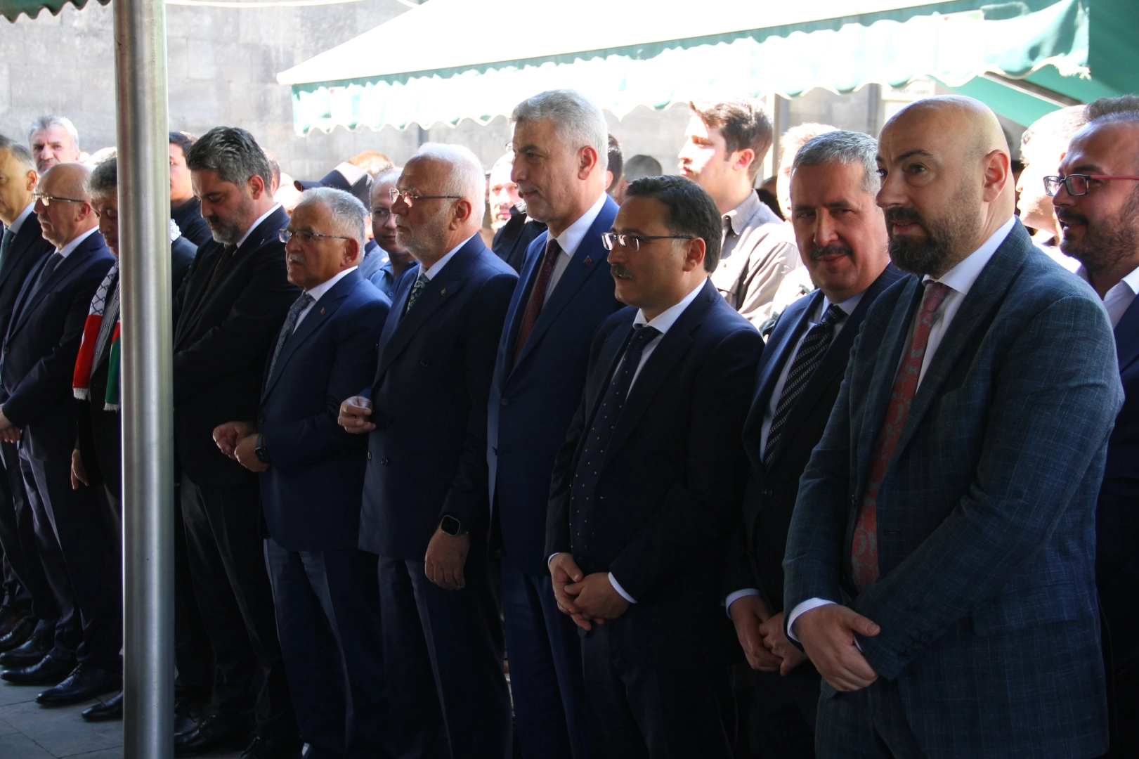 Kayseri’de cuma namazı sonrası vatandaşların tepkisiyle karşılaşan Ticaret Bakanı Ömer