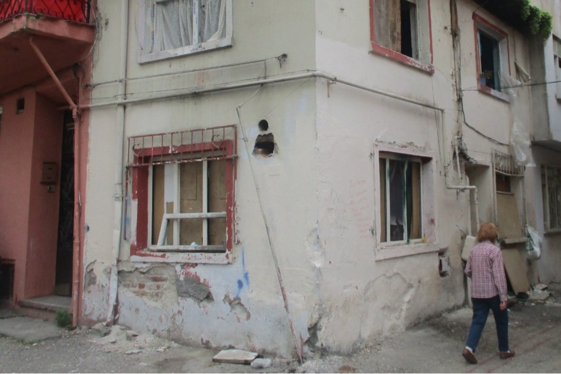 Osmangazi Belediyesi, İntizam Mahallesi’nde vatandaşların can güvenliğini tehdit etmesinin yanı