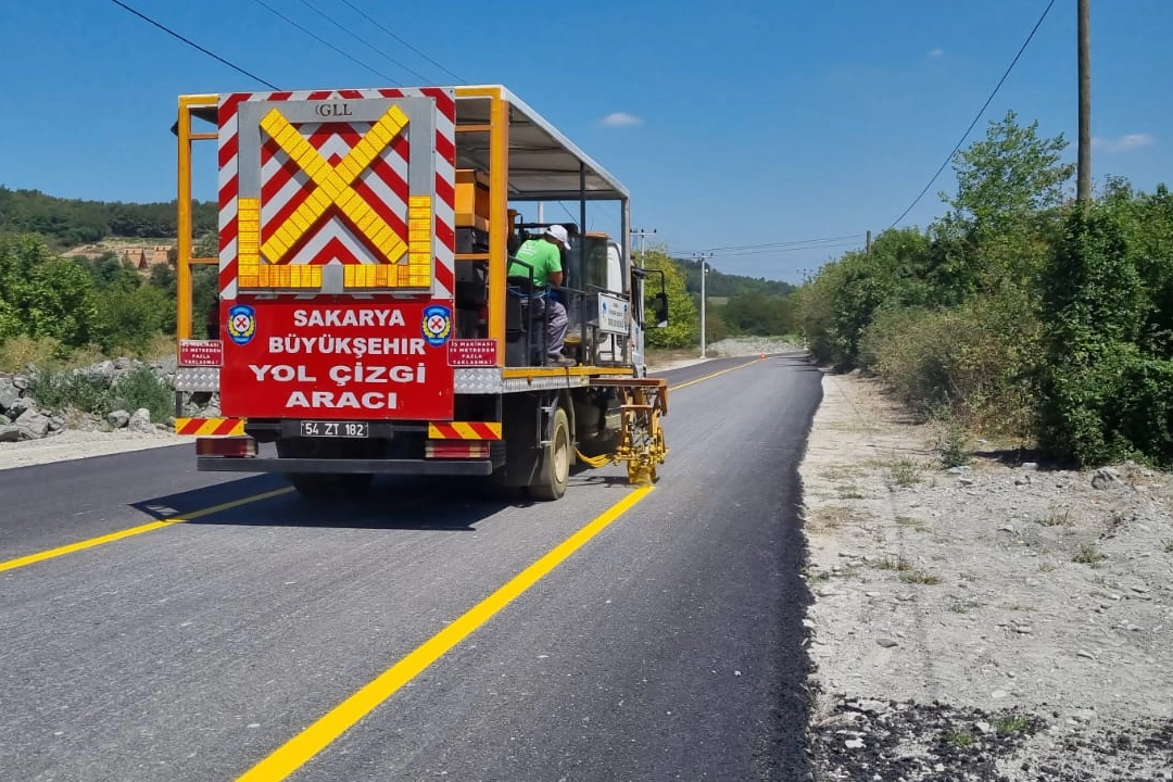 Sakarya Büyükşehir Belediyesi yol güvenliğini ve sürüş kalitesini artırmak için