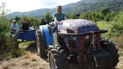 Cumalıkızık Kadın Kooperatifi üyeleri ürettikleri ürünlerle hem üreticiye katkı sağlıyor