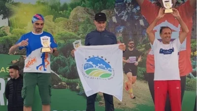 Sakarya Büyükşehir Belediyesi atletizm sporcuları Ali Turan ve İsa Yardımcı,