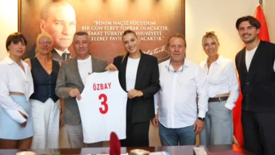 A Milli Takımın başarılı pasörü Cansu Özbay Güzelbahçe Belediye Başkanı