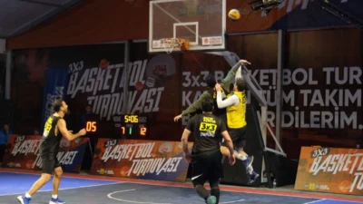 Konya Büyükşehir Belediyesi tarafından düzenlenen 3×3 Basketbol Turnuvası sporseverlere heyecan