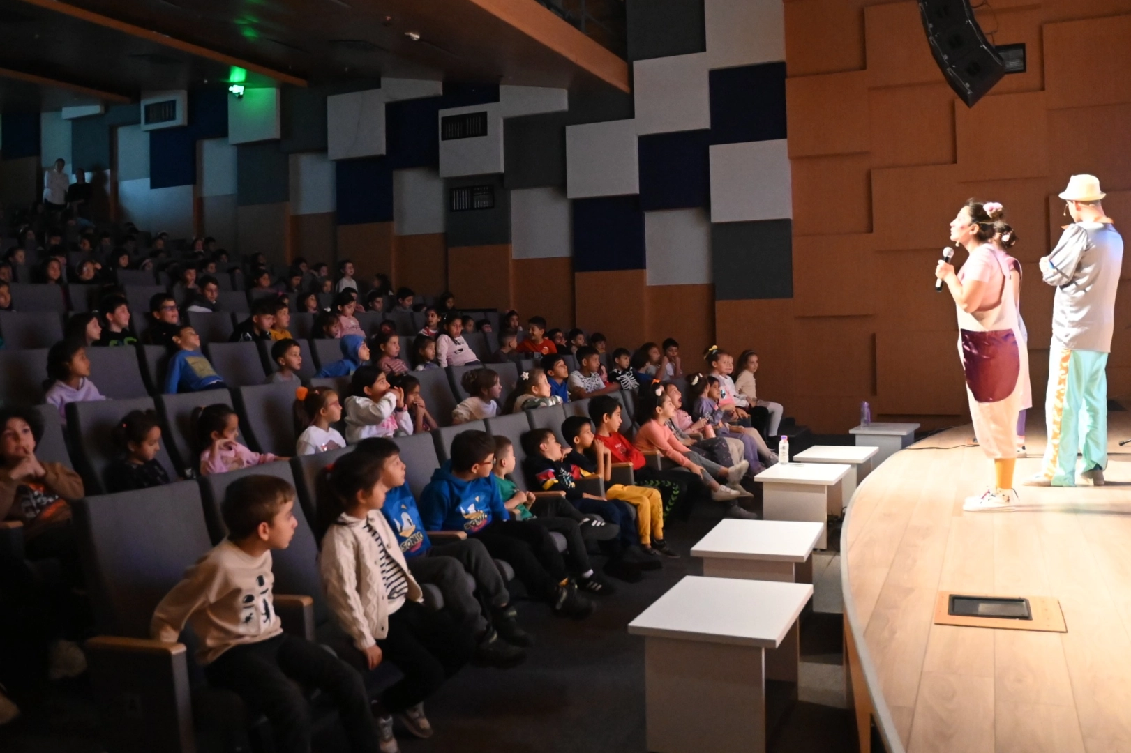 Karabağlar Belediyesi, ara tatil süresi boyunca öğrenciler için düzenlediği birbirinden