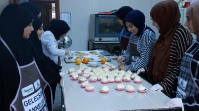 Kocaeli’de bugünün gençleri, geleceğin annelerine KO-MEK’ten ev becerileri eğitiminde bir