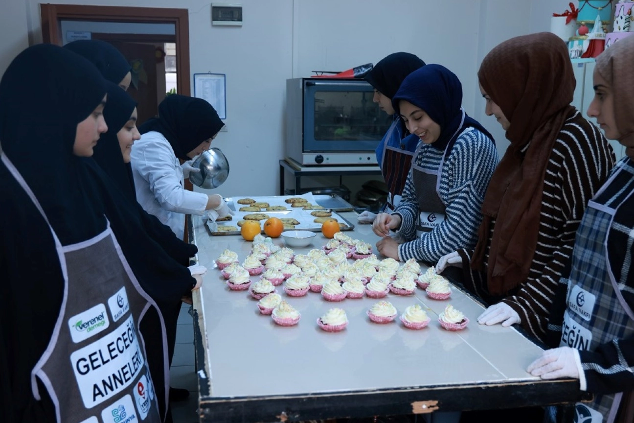 Kocaeli’de bugünün gençleri, geleceğin annelerine KO-MEK’ten ev becerileri eğitiminde bir