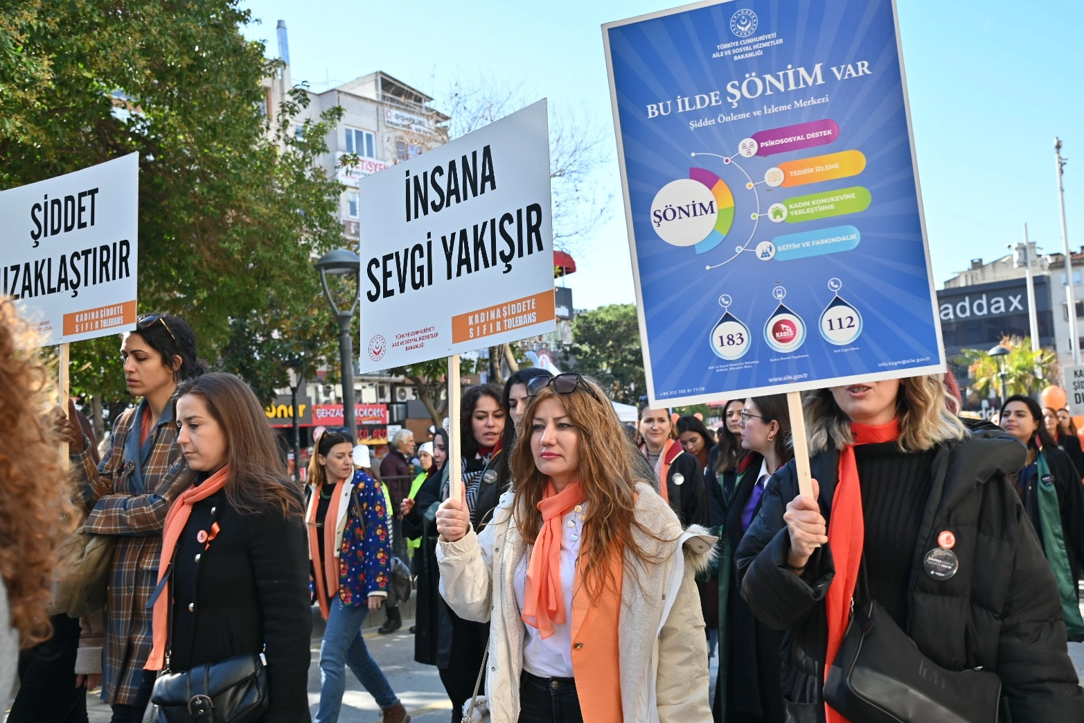 Manisa Valiliği ile Manisa Büyükşehir Belediyesi işbirliğinde 25 Kasım Kadına