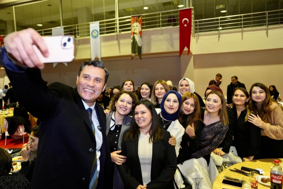 Manisa Büyükşehir Belediye Başkanı Mimar Ferdi Zeyrek, öğretmenlere verdiği müjdede,