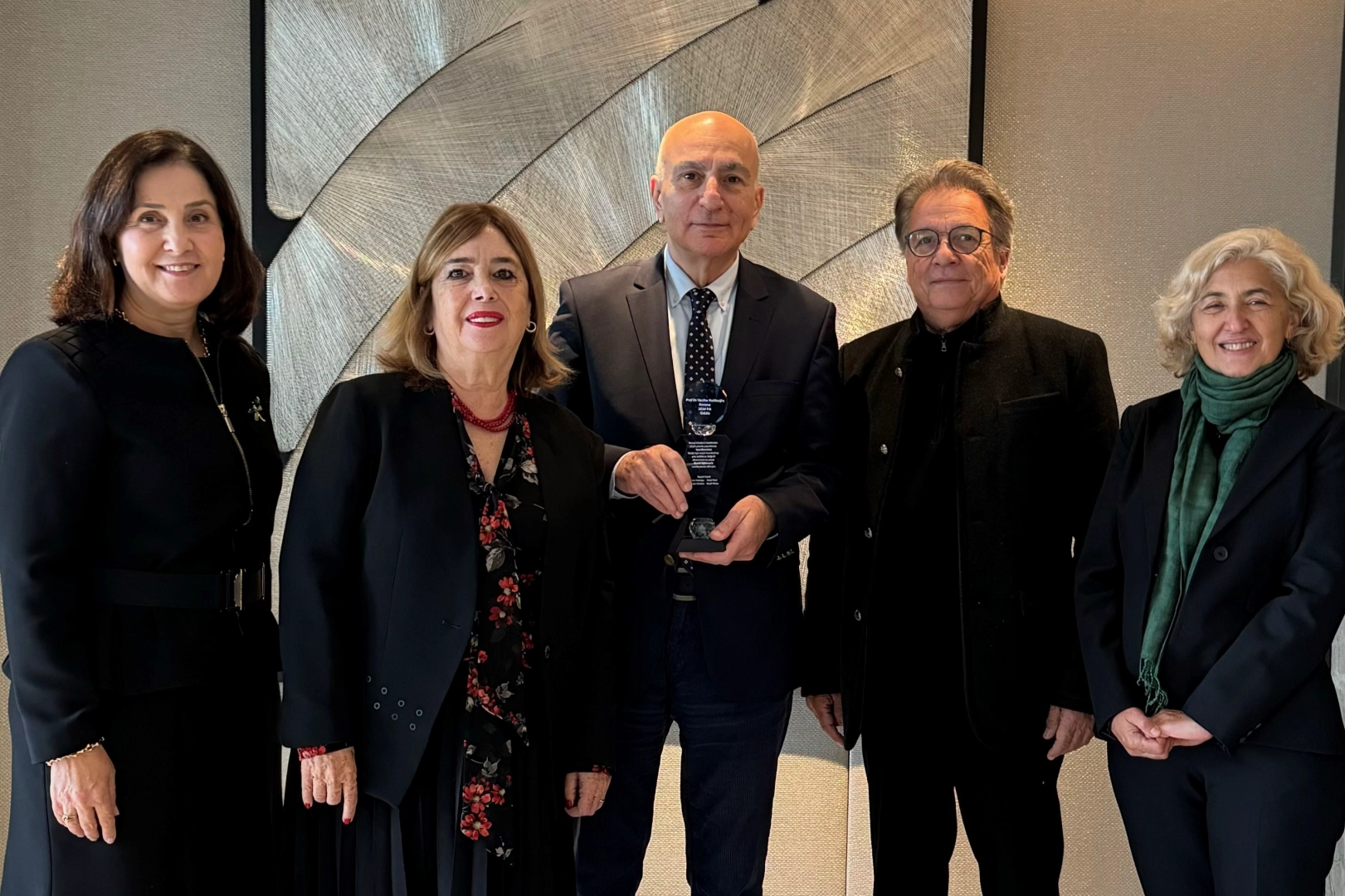 Dr. Mahfi Eğilmez’e “Yeni Ekonomi” yapıtı için Prof. Dr. Vecihe