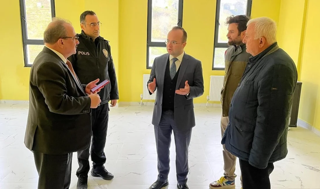 Artvin’de Hopa Kaymakamı Abdullah Arslantürk, yapımı devam eden TOBB Anaokulu