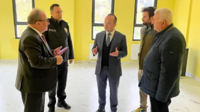 Artvin’de Hopa Kaymakamı Abdullah Arslantürk, yapımı devam eden TOBB Anaokulu