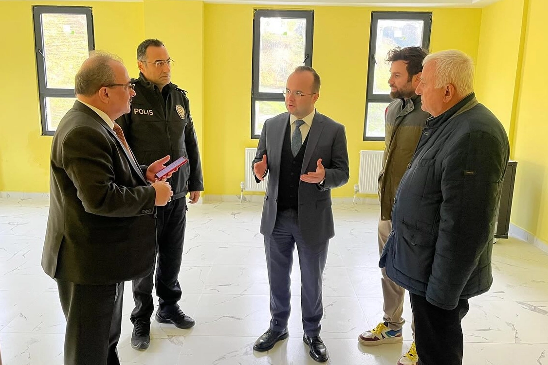 Artvin’de Hopa Kaymakamı Abdullah Arslantürk, yapımı devam eden TOBB Anaokulu