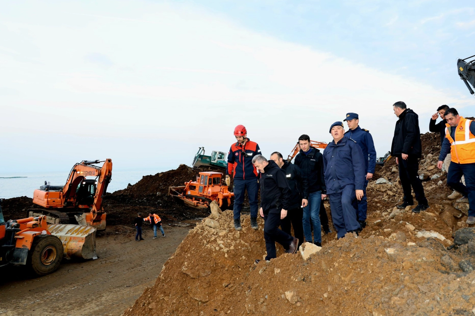 Artvin Valiliği, Arhavi ilçesinde meydana gelen heyelanda toprak altında kalan