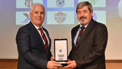 Bursa Büyükşehir Belediye Başkanı Mustafa Bozbey, İstanbul Aydın Üniversitesi (İAÜ)