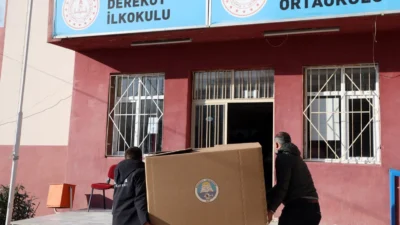 Bursa’nın Mudanya ilçesinde okulların hijyen ihtiyaçlarını karşılamaya yönelik çalışmalarını sürdürerek