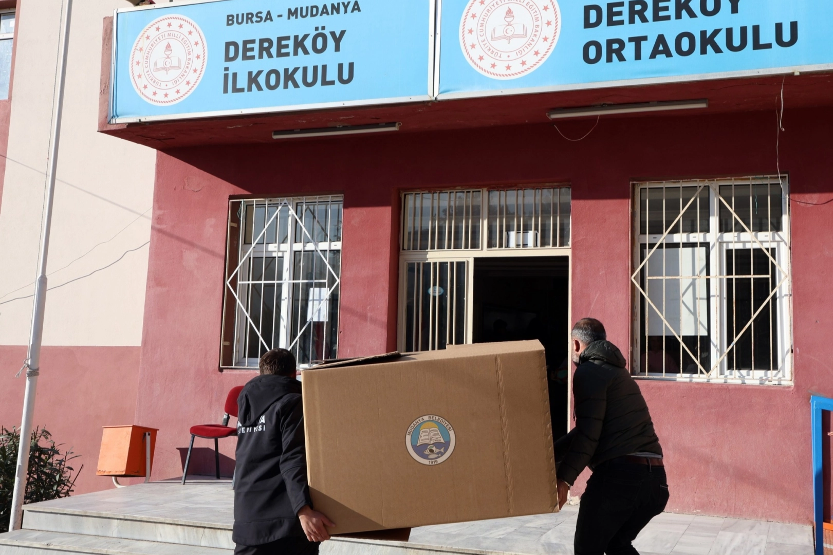 Bursa’nın Mudanya ilçesinde okulların hijyen ihtiyaçlarını karşılamaya yönelik çalışmalarını sürdürerek