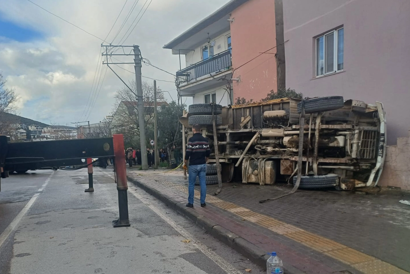 Bursa’nın Orhangazi ilçesinde frenleri patlayan kamyon yokuş aşağı kontrolü kayberek