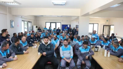 Kocaeli Çayırova Belediye Başkanı Bünyamin Çiftçi, mesai arkadaşlarıyla bir araya