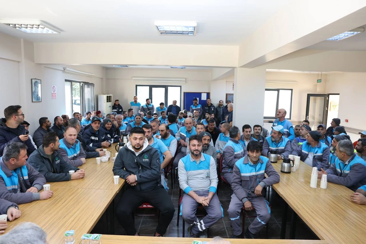 Kocaeli Çayırova Belediye Başkanı Bünyamin Çiftçi, mesai arkadaşlarıyla bir araya