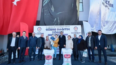 Denizli Büyükşehir Belediyesi’nin gübre desteği dağıtımları başladı. Honaz ilçesinde üreticilerle