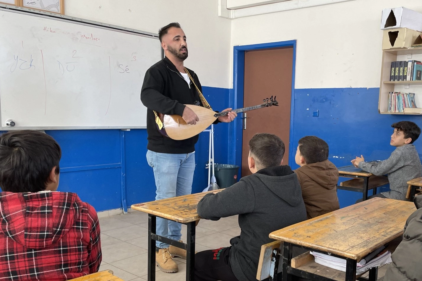 Diyarbakır’da kırsal mahallelerde görev yapan müzik öğretmenlerinden oluşan koro, öğretmenlerin