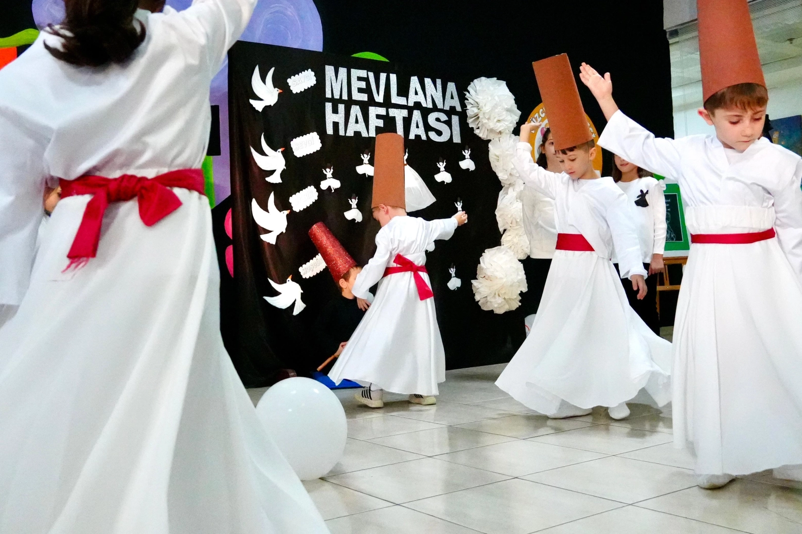 Düzce Belediyesi Çocuk Üniversitesi, Mevlana Haftası’nı anlamlı bir etkinlikle kutladı. 