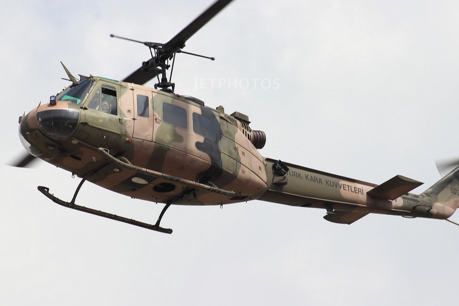 Isparta’da eğitim uçuşu yapan bir adet UH-1 tipi askeri helikopter