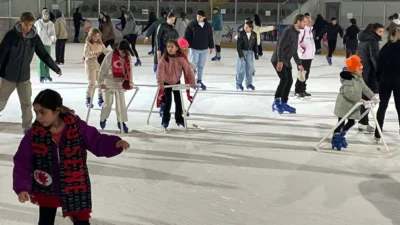İzmir’de Çiğli Belediyesi, ilçedeki gençleri buz pateni ile tanıştırarak, onların
