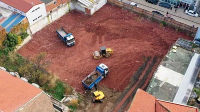 Kocaeli Büyükşehir, İzmit’te yıkılan vergi dairesinden boşalan Sörler Okulu’nun önündeki