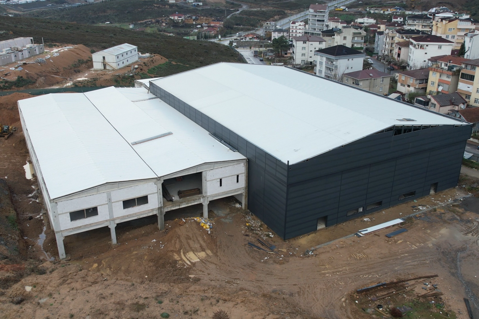 Çayırova Belediyesi’nin ilçeye kazandırdığı yeni spor yatırımında çalışmalar tüm hızıyla