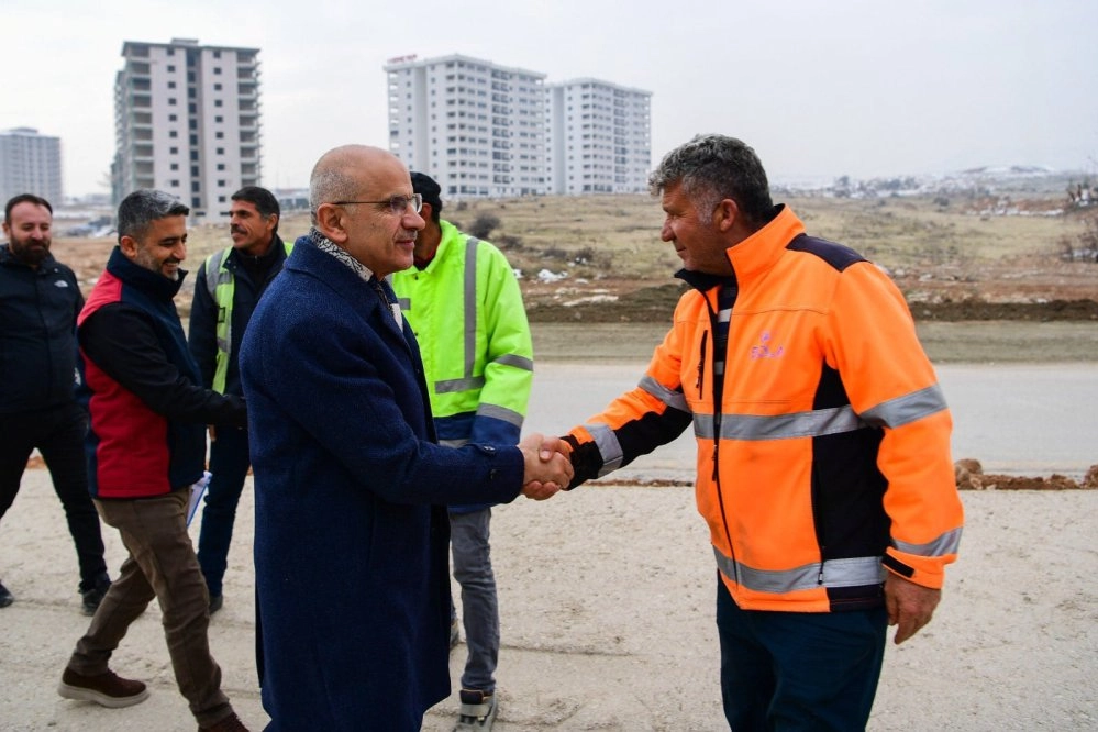 Malatya Büyükşehir Belediyesi, şehrin dört bir yanından yürüttüğü yol bakım,