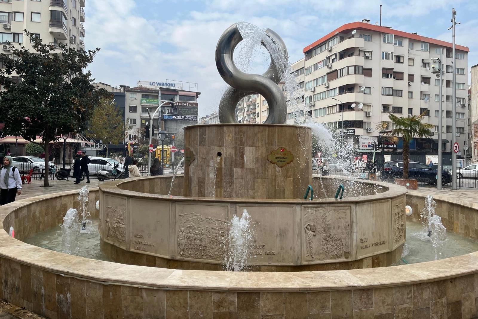 Manisa Büyükşehir Belediyesi, kent genelindeki park ve açık alanlarda bulunan