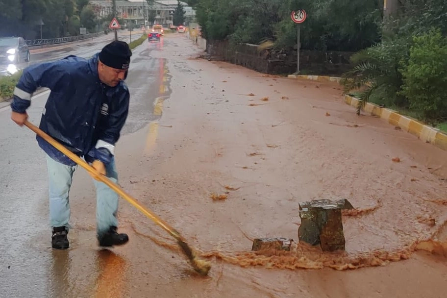Muğla’nın Marmaris ilçesinde sağanak yağış dolayısıyla su birikintileri oluşurken, araçlar