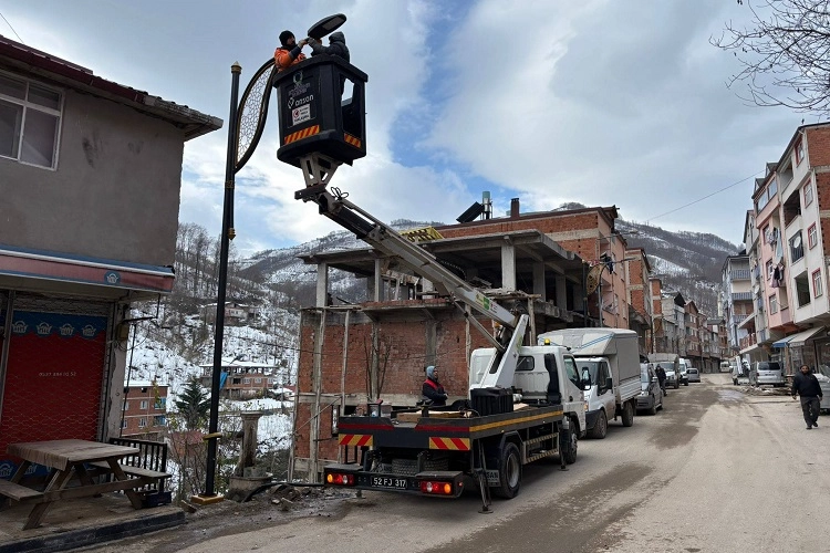 Ordu Büyükşehir Belediyesi tarafından gerçekleştirilen aydınlatma çalışmaları tüm hızıyla sürüyor.