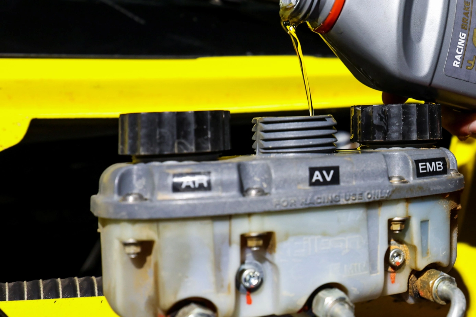 Otomobillerin her periyodik bakımında gerçekleştirilen motor yağı ve filtre değişimi