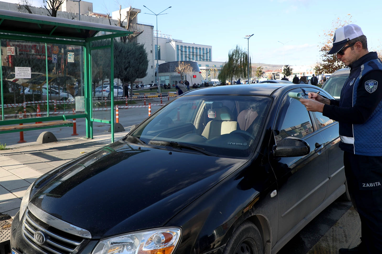 Sakarya Büyükşehir Belediyesi Zabıtası, şehir trafiğinin tüm noktalarında nöbetini sürdürüyor.