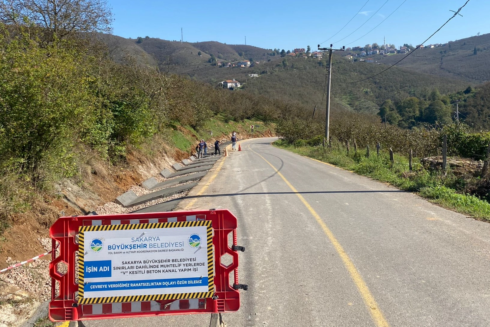 Sakarya Büyükşehir Belediyesi’nin kırsal alanlarda yol güvenliğini artırmak adına başlattığı