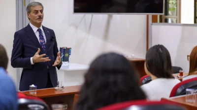 Sakarya Büyükşehir Belediye Başkanı Yusuf Alemdar, üniversitelilerin takip ettiği belediye