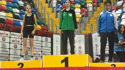 Sakarya Büyükşehir Belediyesi özel atletizm sporcularından Zeynep Çalar, İstanbul’da düzenlenenAtletizm