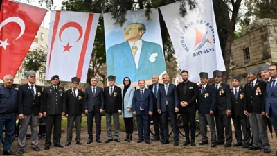 Antalya Muratpaşa’da Kıbrıs Şehitler Parkı’nda eski Kıbrıs Cumhuriyeti Cumhurbaşkanı Yardımcısı